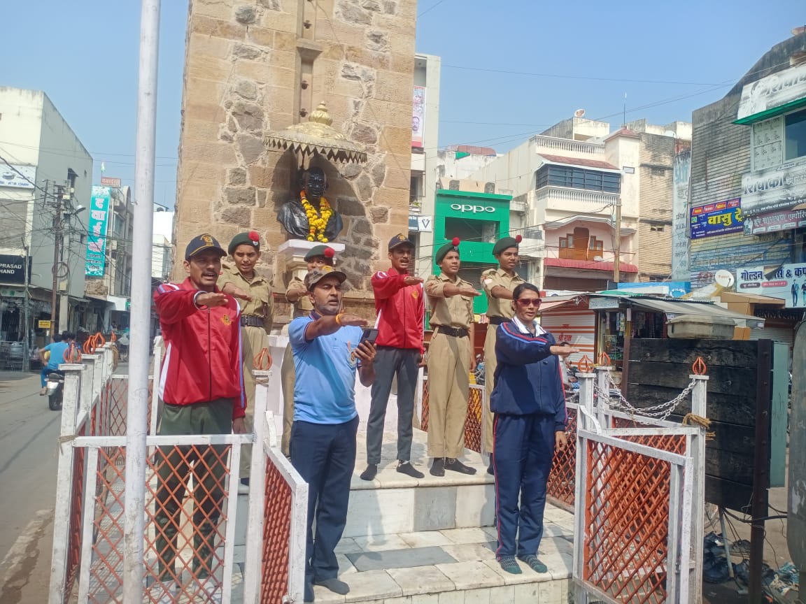 36Cadets's tweet photo. Cadets from institutes from Khandwa, Burhanpur, Barwani, Harda and Khargone observed the auspicious day by awareness March, honouring the father of nation and taking the pledge for clean India campaign https://t.co/LU7yLCgrTu