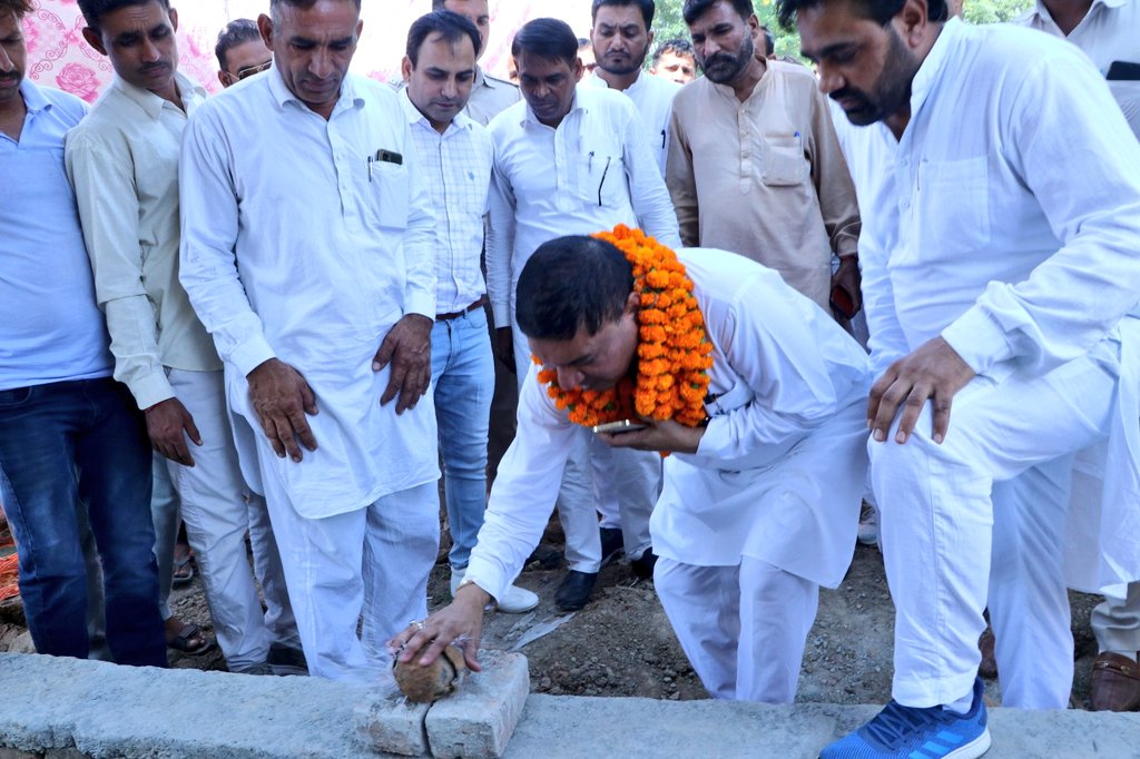 imramniwass's tweet photo. गांव - सिंसर में बने 01 करोड़ 21 लाख रुपए से बूस्टर का उद्घाटन करने का सौभाग्य प्राप्त हुआ।

अब आशा करता हूं कि पूरे गांव के पानी की समस्या का समाधान हो सकेगा।

साथ ही पूरे गांव को भाखड़ा का शुद्ध पेयजल उपलब्ध कराने का प्रयास जारी है।
#jind #sinser https://t.co/dLvcDRma4v
