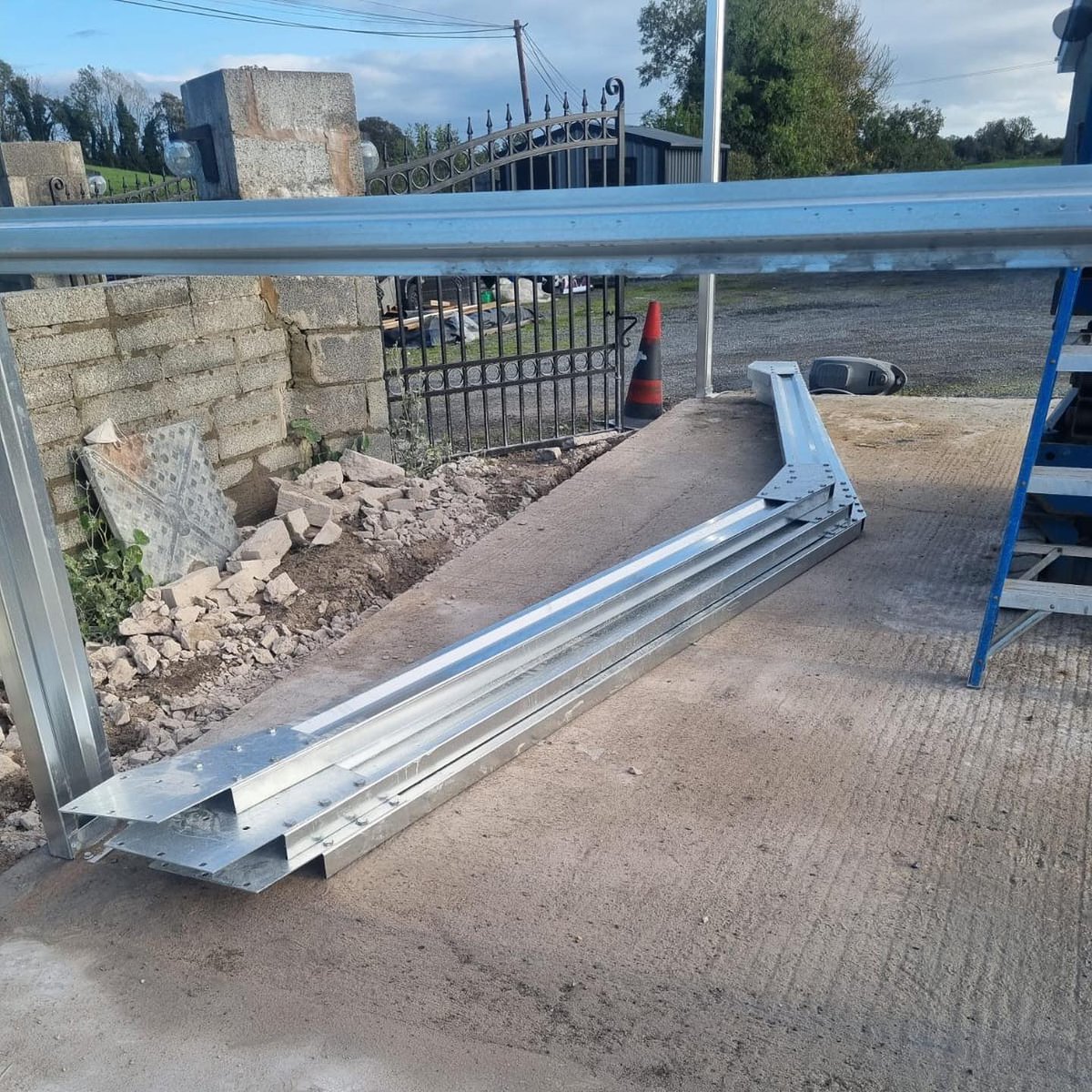 DfShedsLtd's tweet image. Kicking Off the Week with a New Build in Progress!🏗️✨
#NewWeekNewBuild