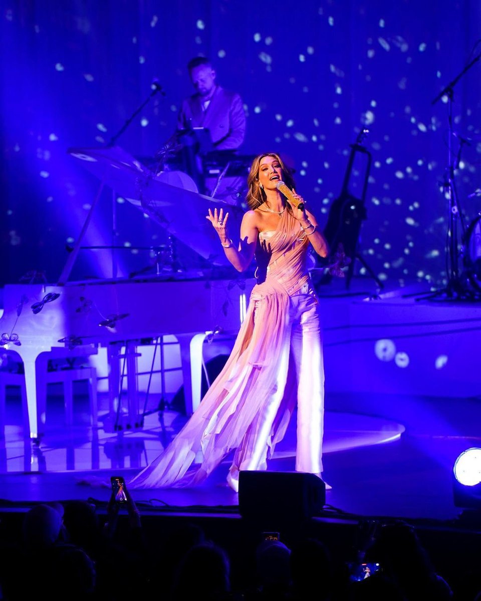 DJTONY75's tweet photo. From @DeltaGoodrem Instagram Post - Adelaide
• @deltagoodrem Adelaide you were just magical ✨ #20YearsofInnocentEyes
Outfit @antoinettefusillo
Styling @meggysmithstylist
Hair & makeup @nonismithmakeup https://t.co/frphIcSkon