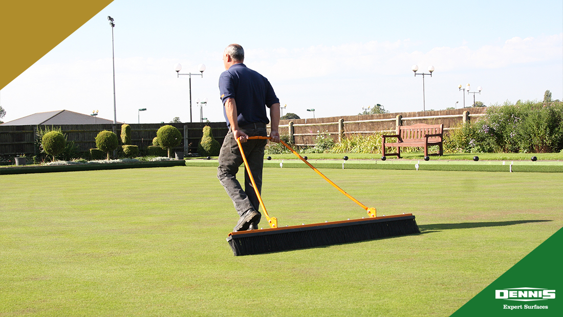 DennisMowers's tweet photo. Diseases, particularly fusarium, are often prevalent on bowling greens during the autumn. Regular brushing in the mornings to remove the moisture from the leaf is an important maintenance regime to deter an attack of disease #TurfTip https://t.co/fNt822gkwu