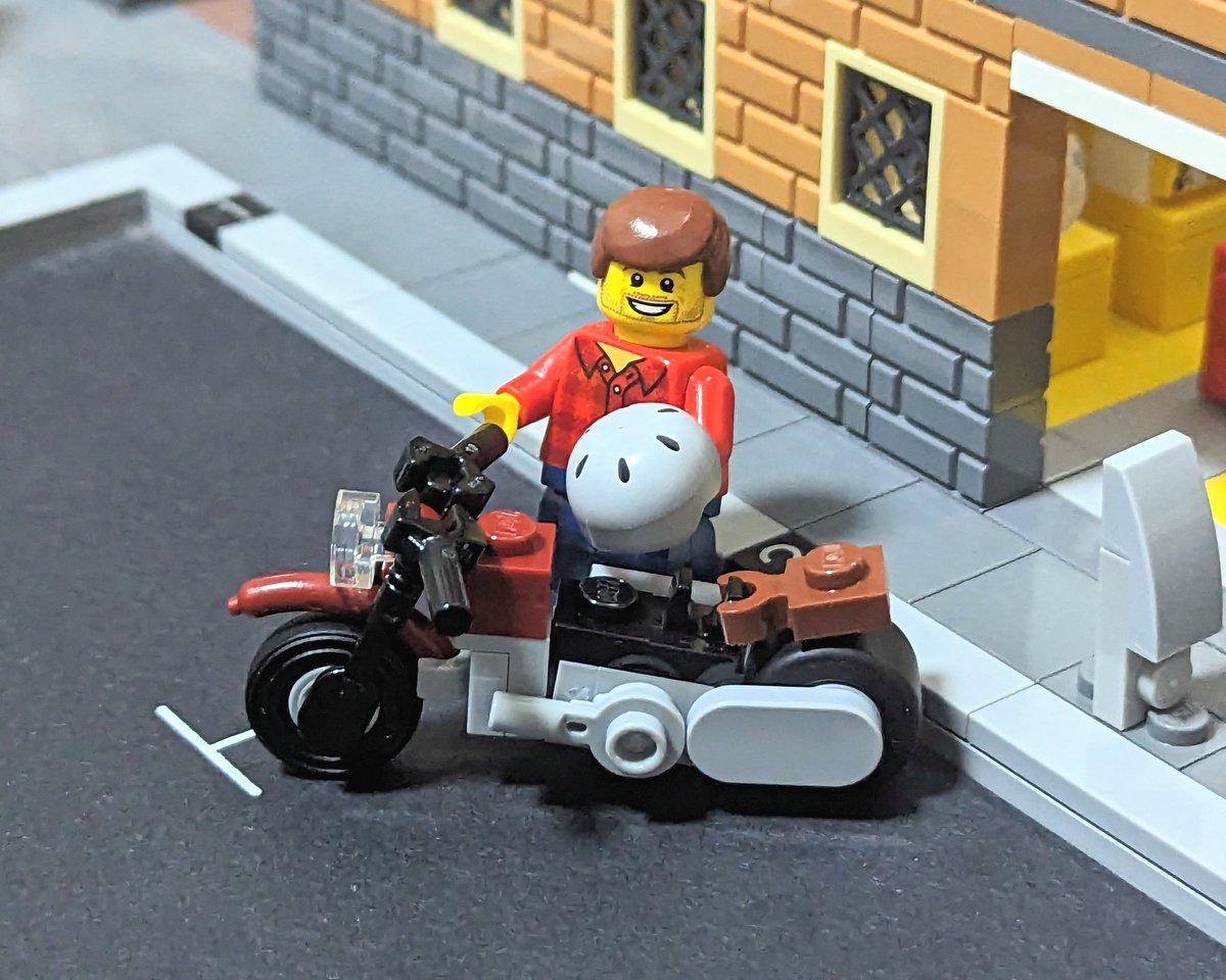 Criga_88's tweet photo. Another addition to my minifig scaled motorbikes inspired by the @LEGO_Group Creator Expert set 10269, the Harley-Davidson Fat Boy. 
#LEGO #City #HarleyDavidson #MOC https://t.co/Whn1NgFYNl
