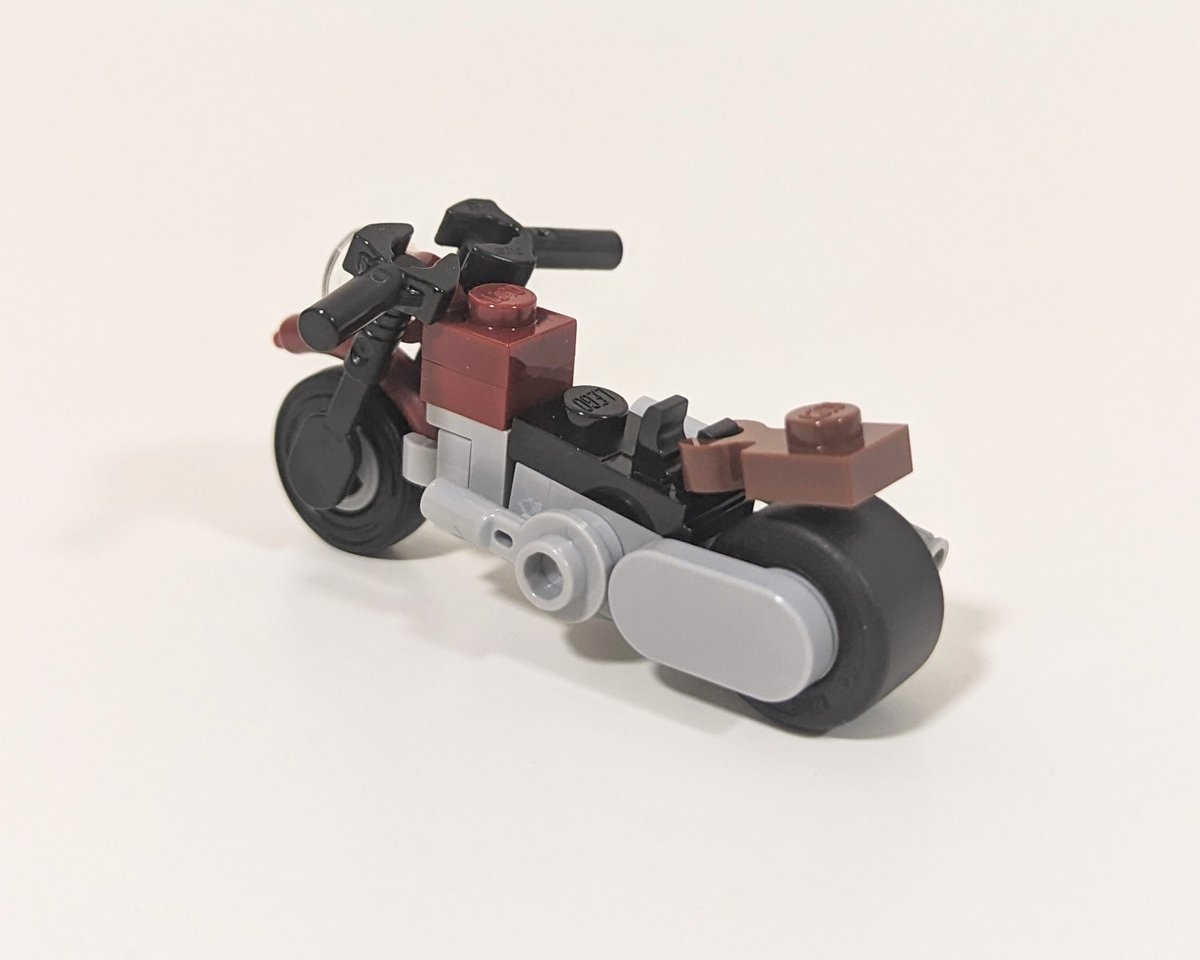 Criga_88's tweet photo. Another addition to my minifig scaled motorbikes inspired by the @LEGO_Group Creator Expert set 10269, the Harley-Davidson Fat Boy. 
#LEGO #City #HarleyDavidson #MOC https://t.co/Whn1NgFYNl