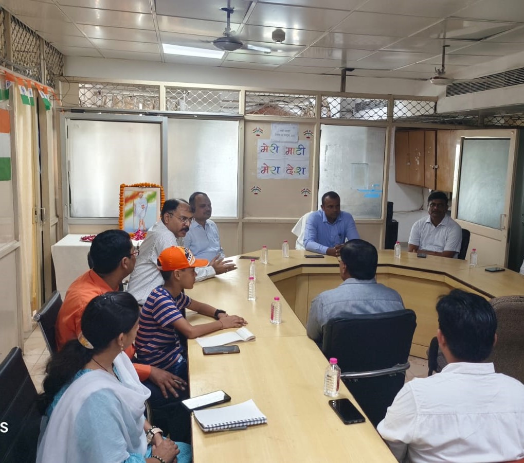राष्ट्रपिता महात्मा गांधी जी के जन्मदिवस 02 अक्टूबर, 2023 को ‘‘गांधी जयन्ती समारोह’’ के अवसर पर महात्मा गांधी जी के चित्र का अनावरण व माल्यार्पण निदेशक, दिव्यांगजन सशक्तीकरण विभाग, उ0प्र0 द्वारा किया गया तथा गांधी जी के जीवन संघर्ष व उनके जीवन मूल्यों पर प्रकाश डाला गया।