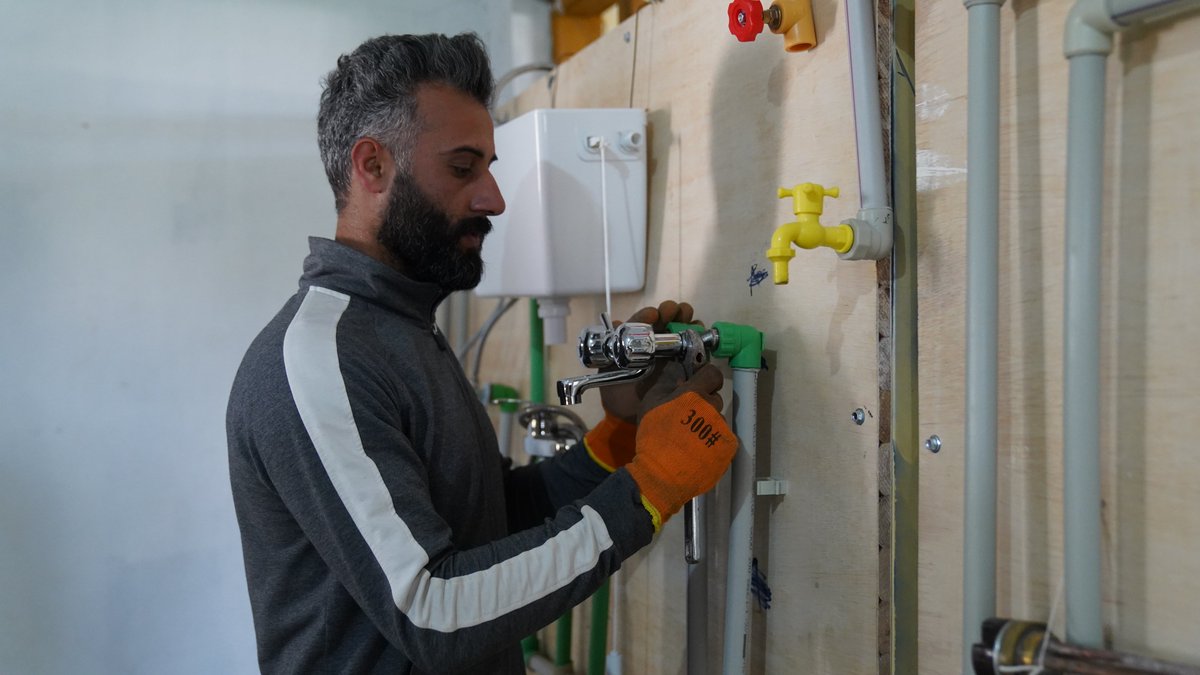 UNDPArabic's tweet photo. تعاون البرنامج الإنمائي في #العراق @UNDPinIraq مع الشريك المحلي @WorldVision، بدعم من اليابان @JapanGov، لتوفير مجموعة من خدمات الصحة العقلية والدعم النفسي الاجتماعي والمساعدة في سبل العيش #Act4SDGsAR 
https://t.co/2rWMhoyv3i https://t.co/eTyZ1MkaY2