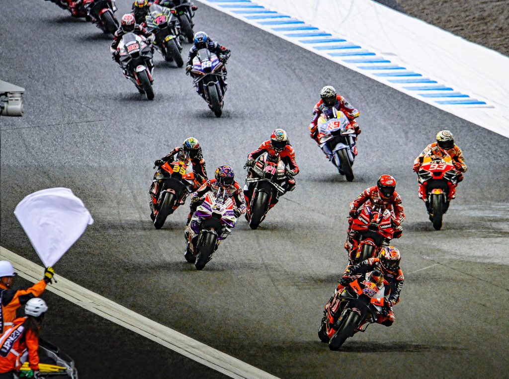 GarethHarford's tweet photo. Flag to flag race at the JapaneseGP. I’m still drying out. No joke…!😬
.
.
#motogp #japanesegp #jackmiller #peccobagnaia #jorgemartin #marcmarquez #marquez #flagtoflag #nikon #nikonz9 https://t.co/gSYK3JjHlj