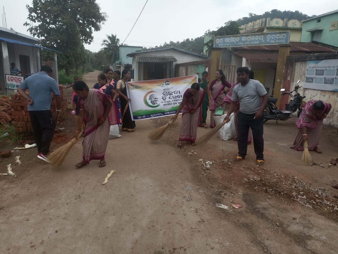 BdoKesinga's tweet photo. Cleaning drive on Swachhata Hi Seva in different GPs of Kesinga Block #Kalahandi District #CMO , #PRdepartment ,
@CMO_Odisha
@PRDeptOdisha
@ZPKalahandi
@SBMGramin
@SwachSurvekshan https://t.co/FlJq3E0e0B
