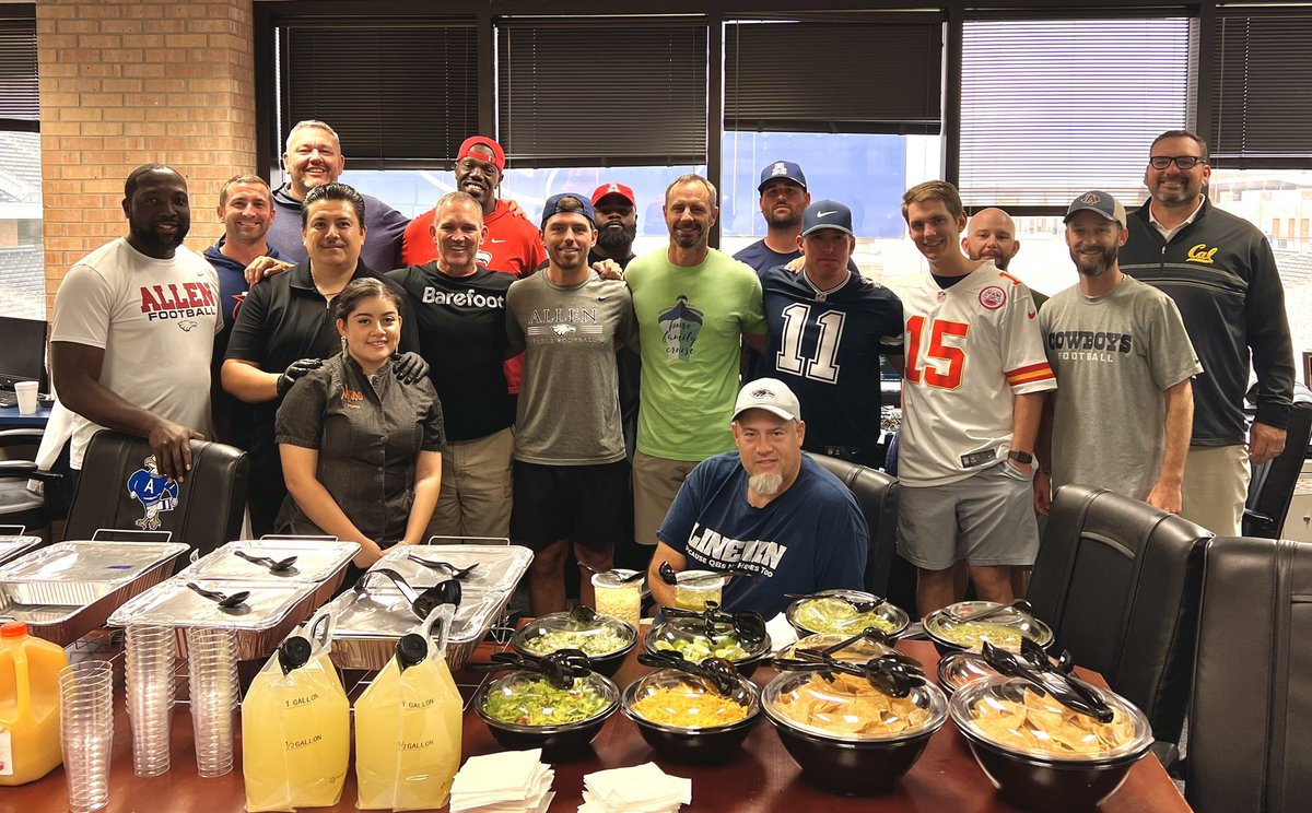 kelb_adventures's tweet photo. We want to send a shout out and huge “THANK YOU” to @MeseroDallas for feeding our coaches tonight!!  They loved the amazing taco bar  &amp; appreciate you taking care of them tonight. These guys work hard 7-days a week to make this a great program.#AUP @alleneaglesfb @AllenEaglesTDC https://t.co/CMKRz5JOVA
