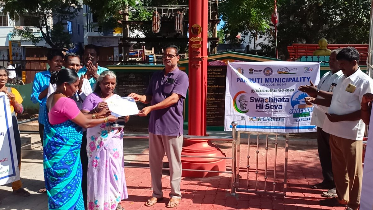 CommrPanruti's tweet photo. Panruti Municipality swachhata Hi seva Felicitate the sanitary workers 
    #IndiaVsGarbage 
#SwachhBharatMission
@SwachhBharatGov
@Chengalpet_PIU
@CMAChennai
@MoHUA_India
@Secretary_MoHUA
@RoopaMishra77
@mygovindia
@SDMeena_IAS
@mawsTamilnadu https://t.co/WZ5xI7s8fU