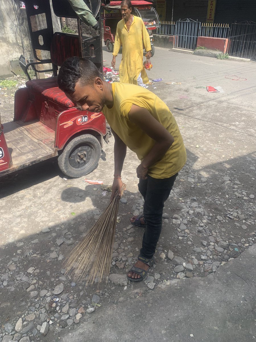 LawangBhutia's tweet photo. #Swacha Bharatday #modi g #the Dalai Lama clean silguri https://t.co/BW72S0FotZ