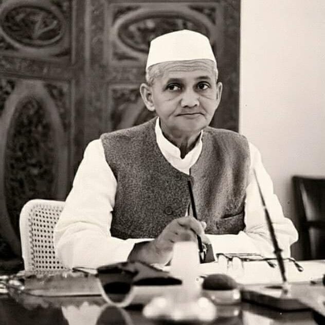 saudansinghbjp's tweet photo. "जय जवान, जय किसान" 

सरल-सादगीपूर्ण जीवन शैली व दृढ़ इच्छाशक्ति के लिए प्रसिद्ध पूर्व प्रधानमंत्री 'भारतरत्न' "लाल बहादुर शास्त्री जी" की जयंती पर सादर नमन करता हूँ।

#LalBahadurShastri #BhaaratRatna #LalBahadurShastri
#जय_जवान_जय_किसान https://t.co/E6VGRsDXga