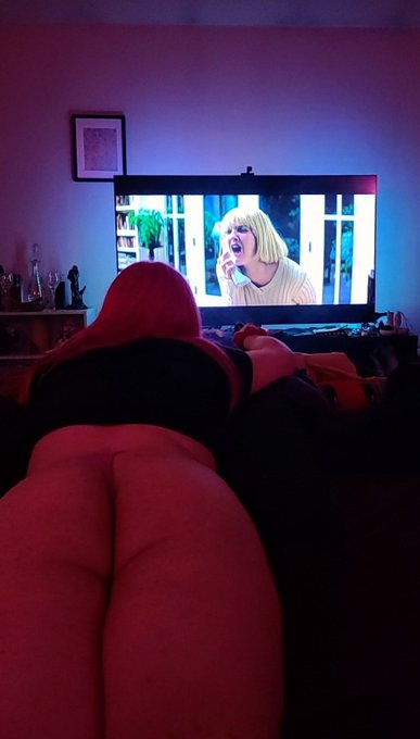 Come watch scary movies with me ❤️ (Bring a mask 🖤🔪) https://t.co/b9IZMgvED5<a href="/tag/thiccthighs"class="tags"><span>#thiccthighs</span></a>