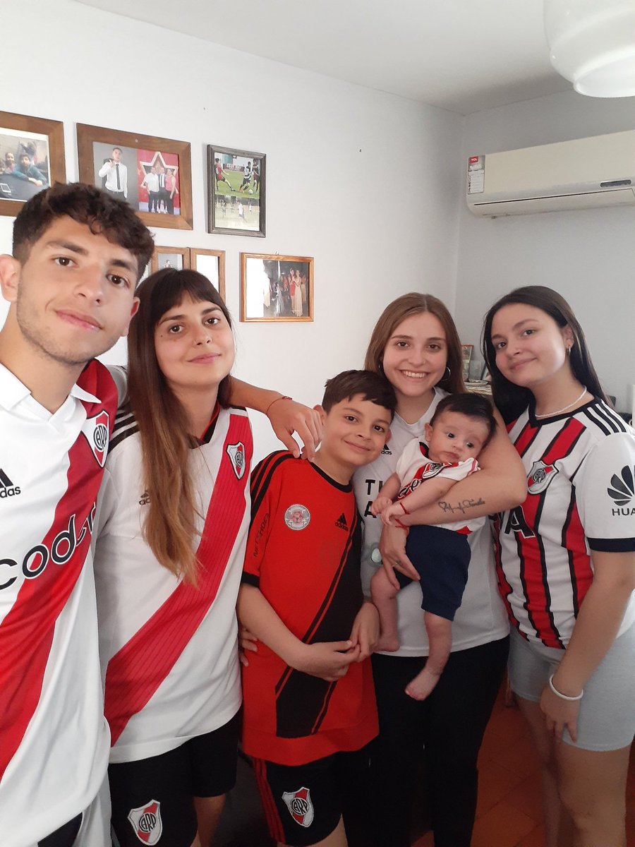 _florjuarez's tweet photo. Mis hermanos, mi sobrino y river ganando el clásico. No necesito nada más 💘⚪❤⚪ https://t.co/tOEiJYoYZ5