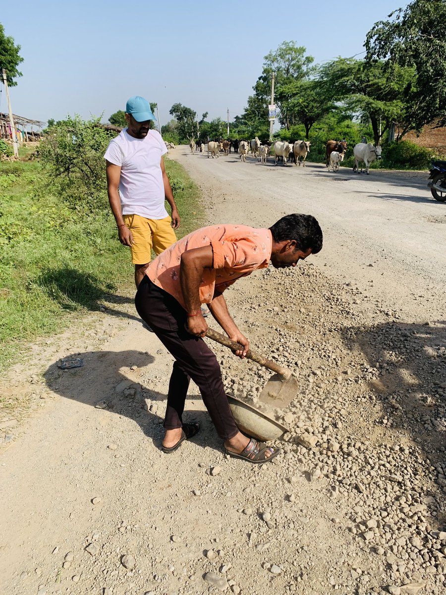 Sunny_swami's tweet photo. Remembering  #MahatmaGandhi by following his steps. Filling road patches. As the patches have became reason to injuries, only thing we could do.
#mahatma_Gandhi_jayanti #FatherOfNation 
@Sos_Sourabh 
@PradeepSwami87 https://t.co/1EKJBt40Xx