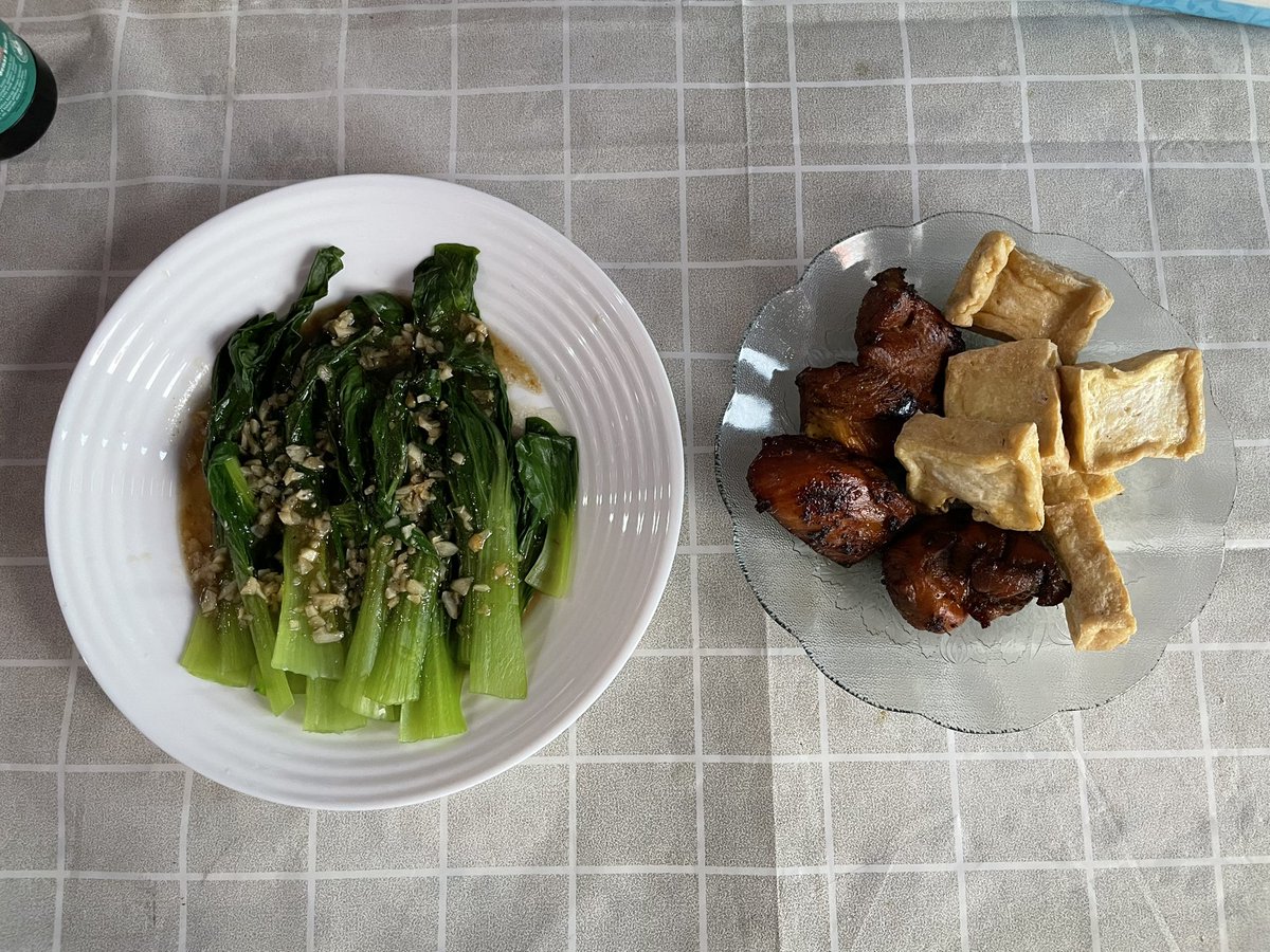 Pokcoy bawang putih, ayam bacem, tahu goreng. Selamat makan siang.. #belajarmasak