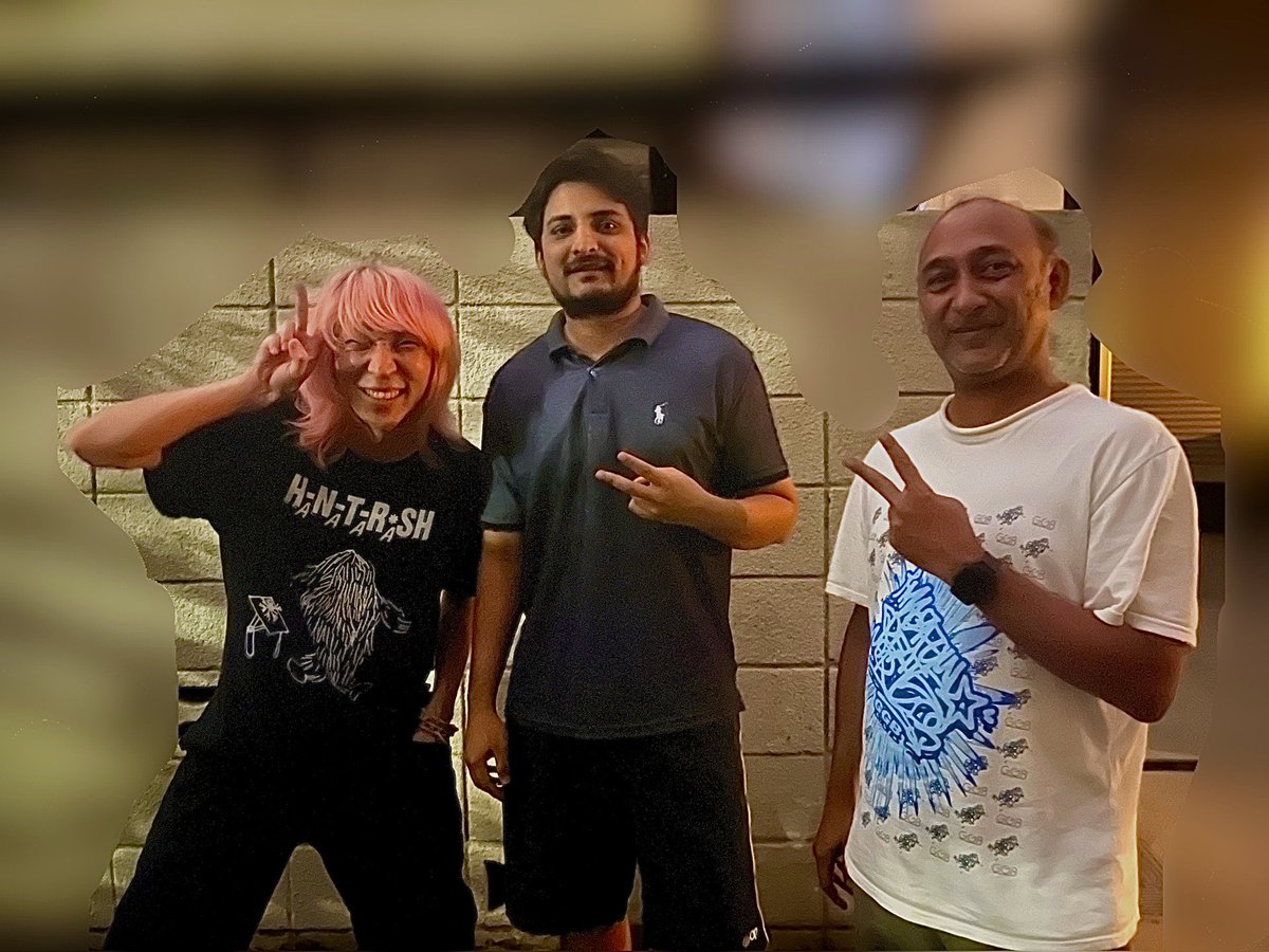 TAMAYA2060's tweet image. 昨日のライブ帰り、家の手前でマネージャーの運転する機材車が細路地の切り返しにハマってテンパってる時、通りがかったパキスタンの方が「困ってるなら運転変わるよ」って運転席に乗り込み見事なハンドル捌きで我々を救ってくれた

感謝と共にWiennersのCD渡した

まじシュクリア
شکريا

#shukriya