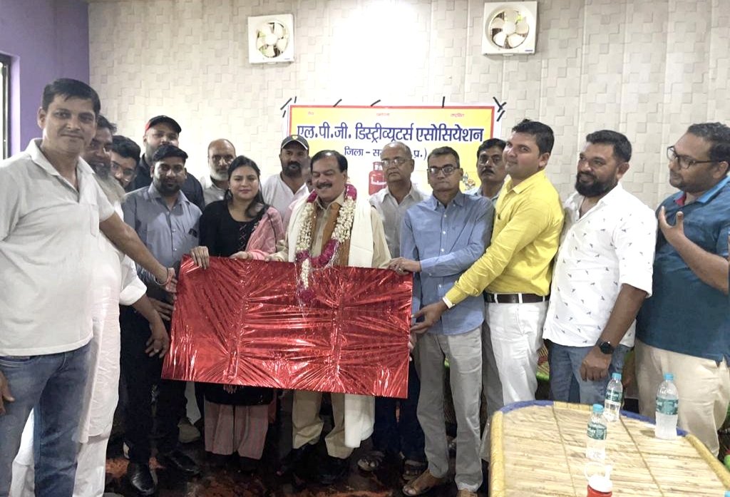 lpg_association's tweet photo. 40वर्ष पुराने वितरक (1982) श्री सतीश प्रेमी सी एल गैस एजेंसी चन्दौसी का एलपीजी एसोसिएशन सम्भल द्वारा सम्मानित किया गया, आपको भारत पेट्रोलियम कॉर्पोरेशन द्वारा नोयडा में 40वर्ष पुराने वितरक के रूप में सम्मनित किया गया था.
प्रत्येक वितरक की ओर से हार्दिक बधाई एवं शुभकामनाएं https://t.co/HpiJe2q1In