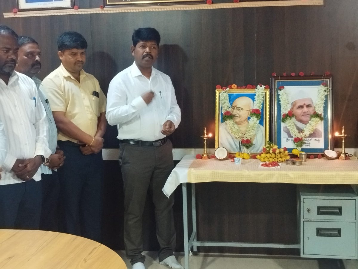 challakeretp's tweet photo. ಈ ದಿನ ಮಾನ್ಯ ಕಾರ್ಯನಿರ್ವಾಹಕ ಅಧಿಕಾರಿಗಳಾದ ಶ್ರೀ ಹೊನ್ನಯ್ಯ ಜಿ ಕೆ ರವರ ಅಧ್ಯಕ್ಷತೆಯಲ್ಲಿ  *ರಾಷ್ಟ್ರಪಿತ ಮಹಾತ್ಮ ಗಾಂಧೀಜಿಯವರ ಹಾಗೂ ಲಾಲ್ ಬಹದ್ದೂರ್ ಶಾಸ್ತ್ರಿ ರವರ  ಜಯಂತಿ ಅಚರಣೆಯನ್ನು* ಚಳ್ಳಕೆರೆ ತಾಲ್ಲೂಕು ಪಂಚಾಯತ್ ಕಚೇರಿಯಲ್ಲಿ ಆಚರಿಸಲಾಯಿತು. https://t.co/lm99yZLdK2