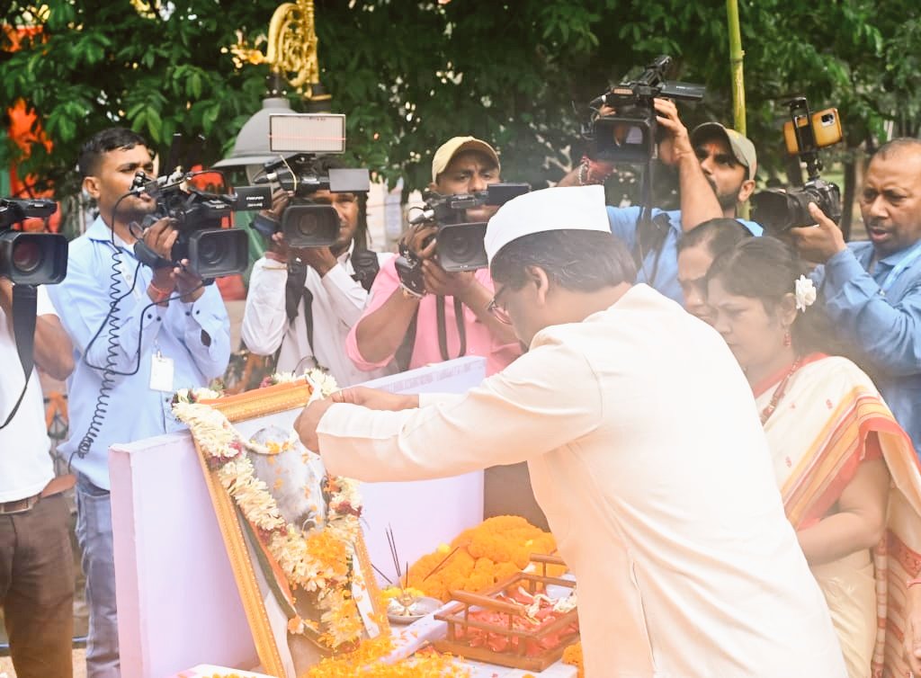 राज्यपाल और मुख्यमंत्री पहुंचे मोरहाबादी मैदान, राष्ट्रपिता महात्मा गांधी की प्रतिमा पर किया माल्यार्पण-Governor and Chief Minister reached Morhabadi Maidan, garlanded the statue of Father of the Nation Mahatma Gandhi