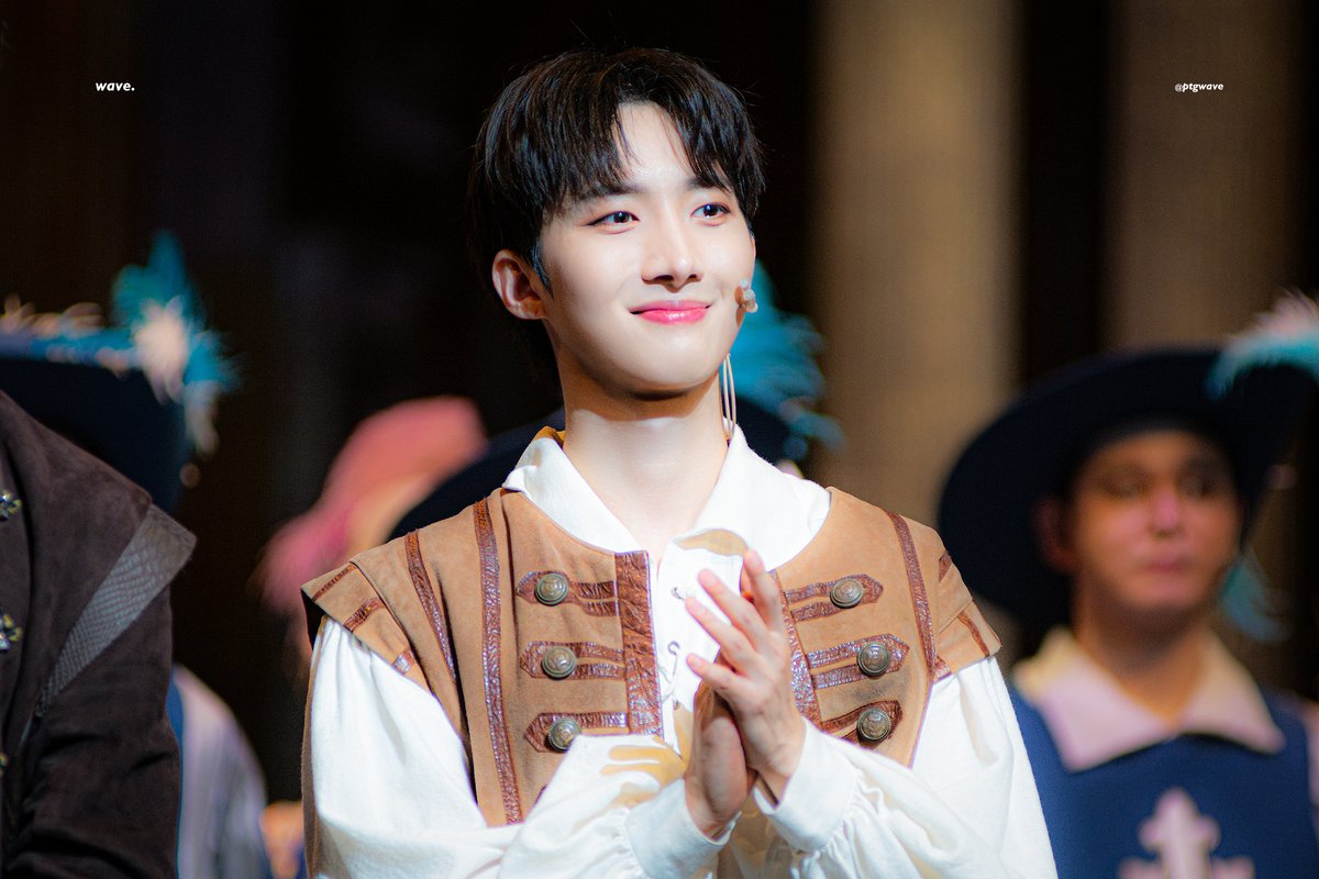 ptgwave's tweet photo. 231001 삼총사 커튼콜 (HQ) ♡

#펜타곤 #PENTAGON
#후이 https://t.co/6QJBxHwwZG