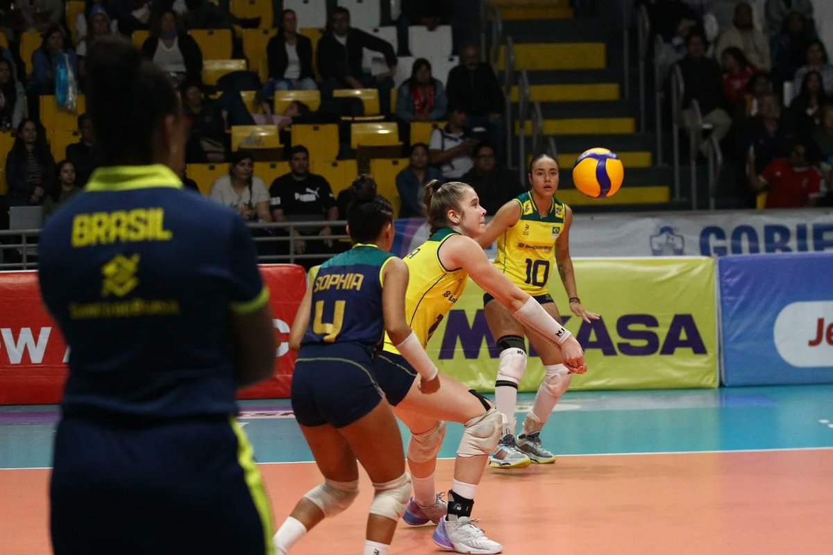 volei's tweet photo. Com luta!

A seleção feminina sub-17 é prata no Campeonato Sul-Americano da categoria, em Lima, no Peru.

Na final, a equipe verde-amarela foi superada pela Argentina no tie-break: 21/25, 25/18, 19/25, 25/18 e 17/19.

A ponteira Laura foi a maior pontuadora do jogo: 20 pontos. https://t.co/c0rUaXAwAA