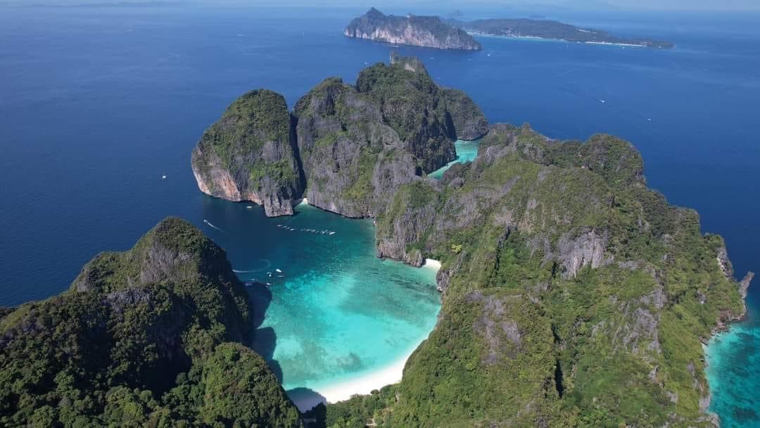 Tatnews_Org's tweet photo. 🇹🇭 PRESS RELEASE: Krabi’s world famous Maya Bay reopened to the public yesterday (1 October 2023), after two-month of annual closure for natural rejuvenation.

📷 Photo credit: Department of National Parks

#Thailand #ThaiTravelNews https://t.co/gu9UIjahDW