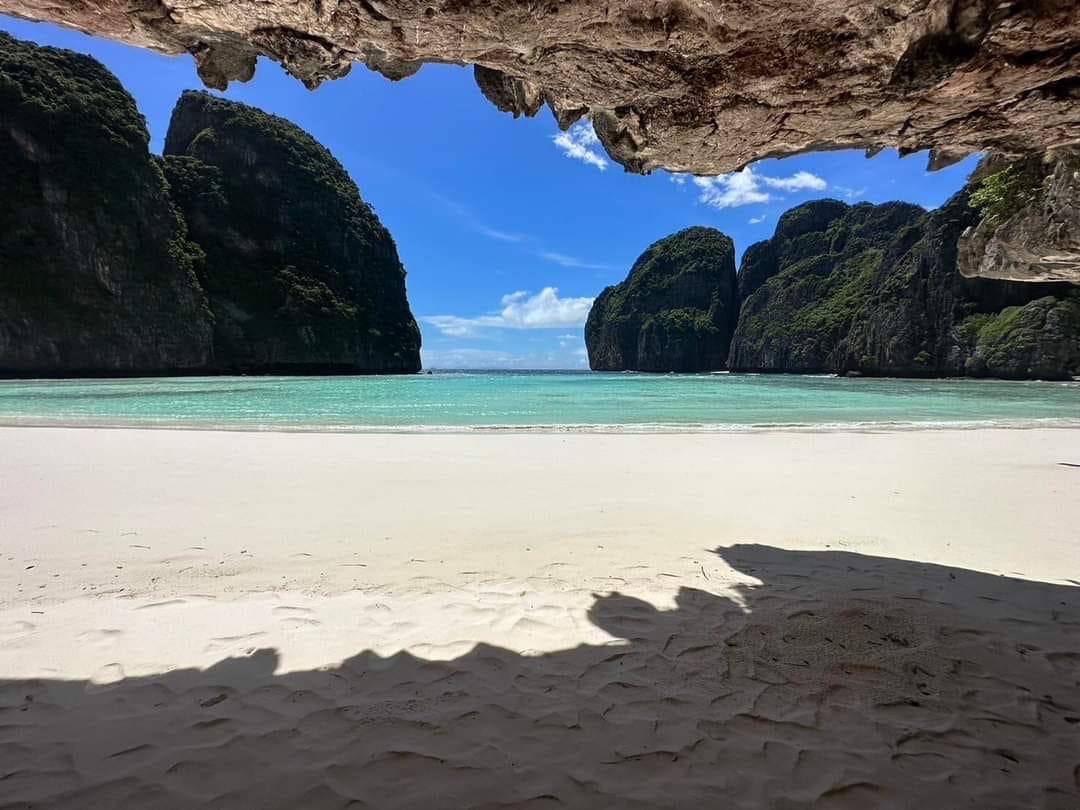 Tatnews_Org's tweet photo. 🇹🇭 PRESS RELEASE: Krabi’s world famous Maya Bay reopened to the public yesterday (1 October 2023), after two-month of annual closure for natural rejuvenation.

📷 Photo credit: Department of National Parks

#Thailand #ThaiTravelNews https://t.co/gu9UIjahDW
