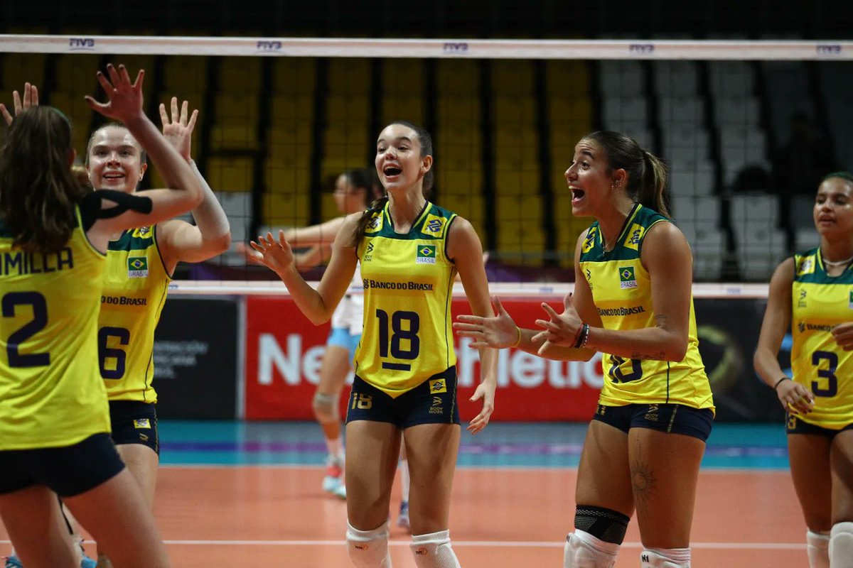 volei's tweet photo. Com luta!

A seleção feminina sub-17 é prata no Campeonato Sul-Americano da categoria, em Lima, no Peru.

Na final, a equipe verde-amarela foi superada pela Argentina no tie-break: 21/25, 25/18, 19/25, 25/18 e 17/19.

A ponteira Laura foi a maior pontuadora do jogo: 20 pontos. https://t.co/c0rUaXAwAA