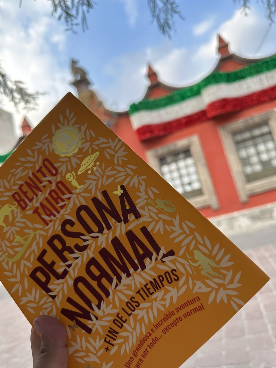Auro_vargas16's tweet photo. Es la tercera vez que leo Persona Normal del maravilloso Benito Taibo (@benistofeles ) y nunca me canso, siempre encuentro cosas nuevas y sorprendentes, me recuerda lo mucho que amo a los libros y lo mucho que amo este en especial. #benitotaibo #taibolera #personanormal https://t.co/yMjg1c138I