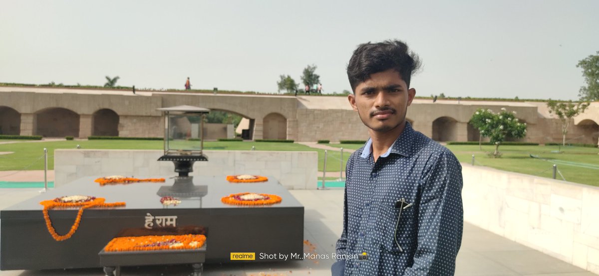 On the auspicious occasion of #GandhiJayanti , my humble tributes to the Father of our Nation, #MahatmaGandhi Ji 🇮🇳🙏 At-Raj Ghat..Delhi Gandhi ji, Give me strength & vigorous to serve my land incessantly..