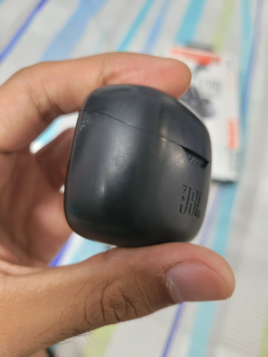 chhaperwalpriya's tweet photo. Purchased new JBL EarPods from amazon. Received used product with scratched case. And intentionally keeping it only for replacement and that too only a call support where you never get a call? Kindly or should I say act humanly and replace the item  - @JBLaudio @amazonIN https://t.co/0l54zL9ziD