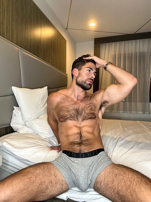 Striking a pose 📸 https://t.co/2dD4vO2ig7