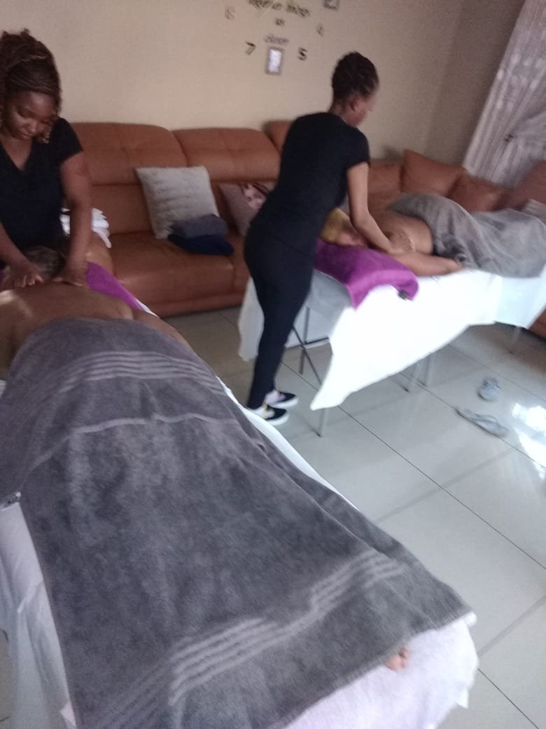 HumulaBeauty's tweet photo. Sunday pampering for the Mama's of the family 💖
Let's learn to give them their flowers while they can smell them
#humulabeautyandrelaxation #sundaypampering #aromatherapymassage #footmassage https://t.co/TEaHOIwkqj