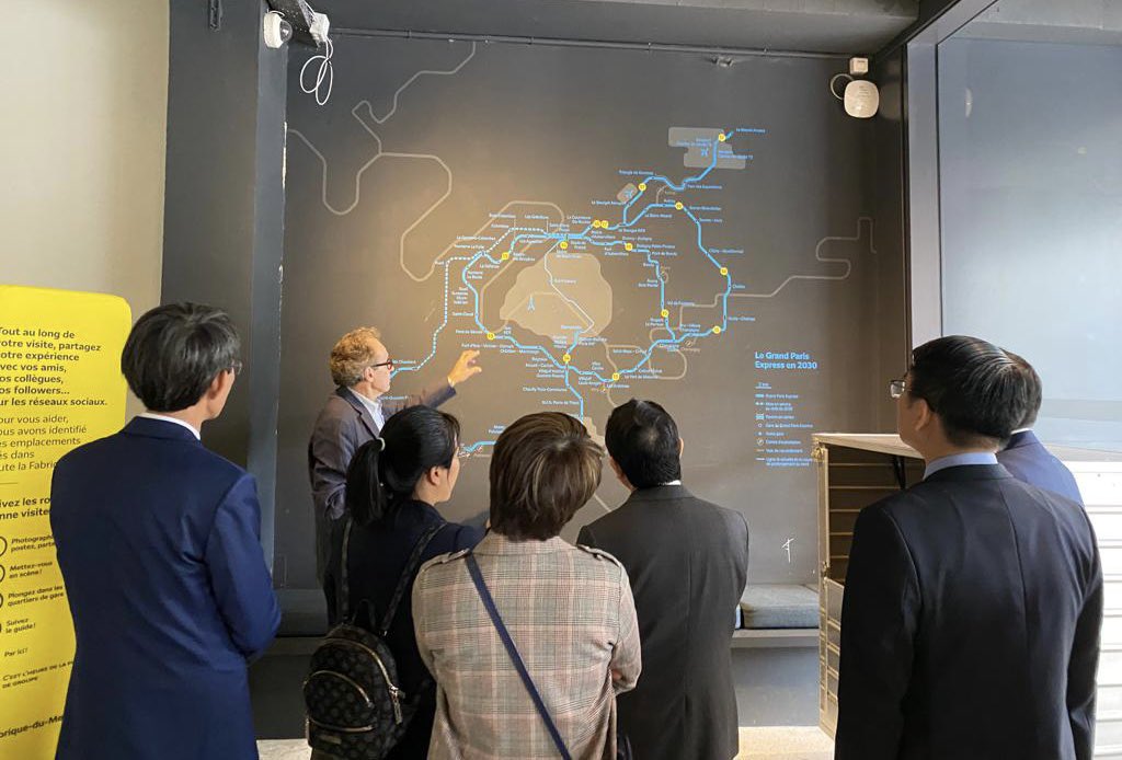 conan_herve's tweet photo. La #ville est un territoire clé pour la réussite du #Vietnam en faveur de son engagement #climatique :  quel modèle de croissance urbaine favoriser ? Mission du #CEC 🇻🇳 à #Paris auprès d’opérateurs publics d’aménagement @FedEpl @OCDE_fr @EpfifD @ANCTerritoires @VilleSaintDenis https://t.co/ljgJOprZuV