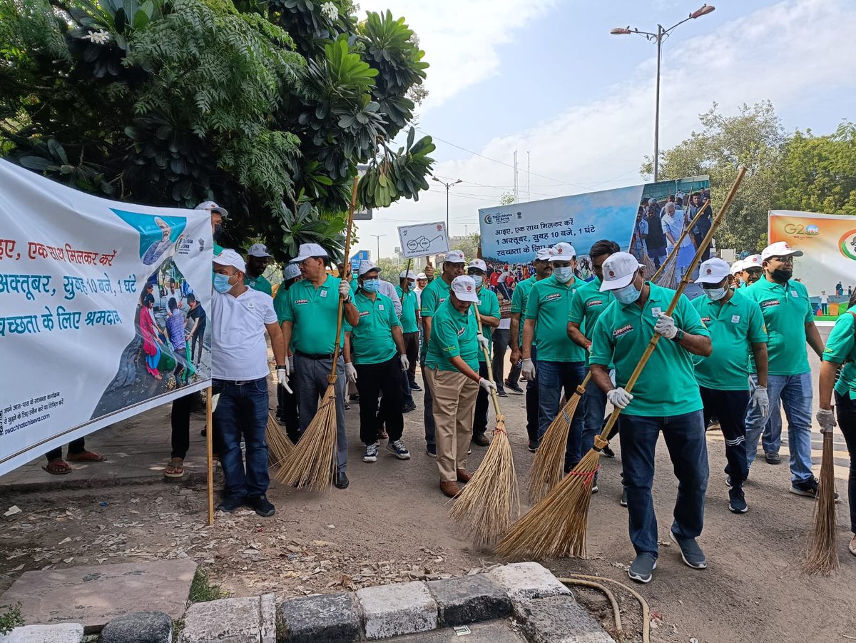 Proud to see the IndianOil team unite for #SwachhtaHiSeva 

Joined them in #Shramdaan at Hanuman temple, Hauz Khas, Delhi. Their dedication is truly inspiring. 

Together, we're making India cleaner and greener! #CleanIndia #SwachhBharat #TeamIndianOil