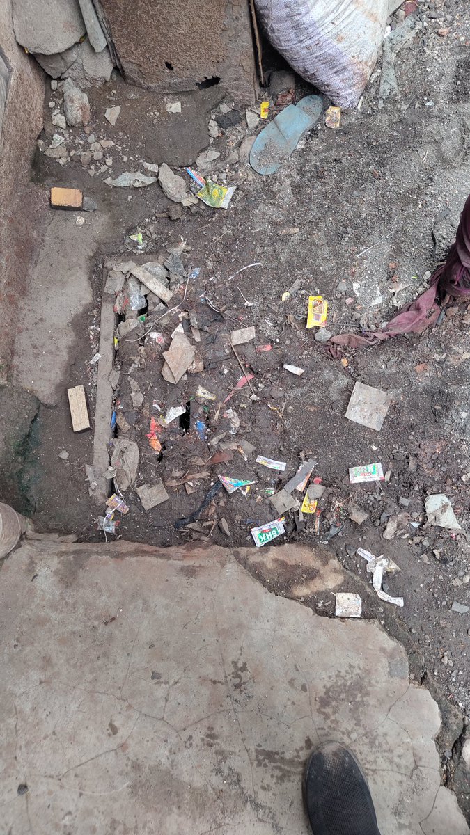 ataulkhan09's tweet image. Attn : @mybmc @mybmcSWD 
@mybmcWardGN 

Strom Drainage Chembur Is Packed No Way To Pass Water Opp Gujrati Jamat Khana (Chamda Bazar ) Galli Dharavi Main Road Mumbai 17.

Kindly Clean This ASAP..

#SWD #Dharavi #Ataul4u