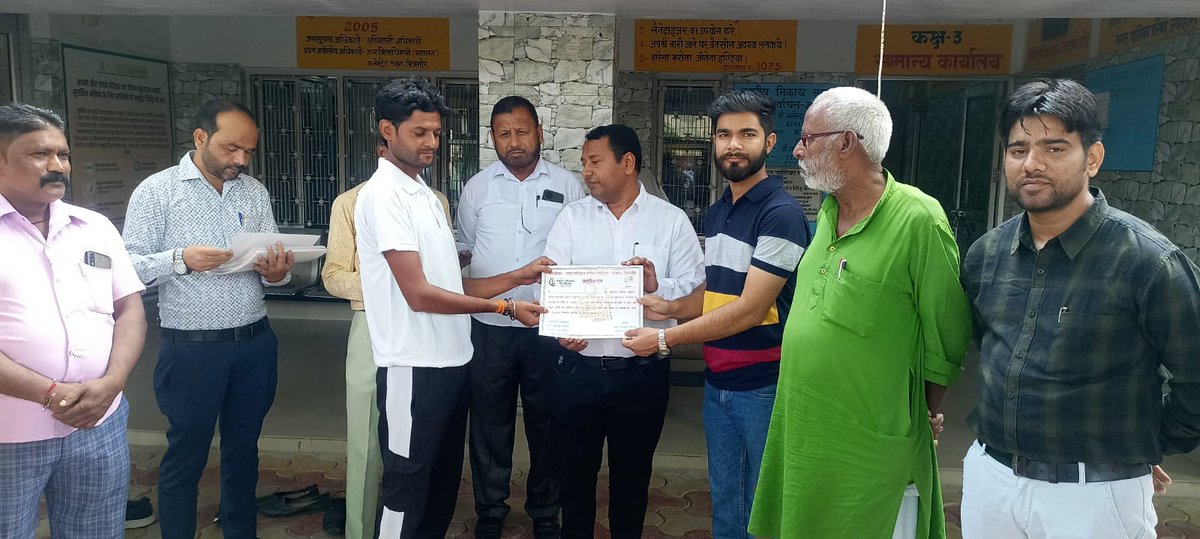 NppSeohara's tweet photo. नगर पालिका परिषद स्योहारा द्वारा 154 घंटे सफाई महाभियान में उत्कृष्ट कार्य करने वाले कार्मिकों को प्रशस्ति पत्र देकर सम्मानित किया गया 
#Indianswachhataleague2 #YouthVsGarbage #GarbageFreeIndia #स्वच्छतास्वच्छता_हीही_सेवा #154mahasafai https://t.co/r9nh2pa1Cv