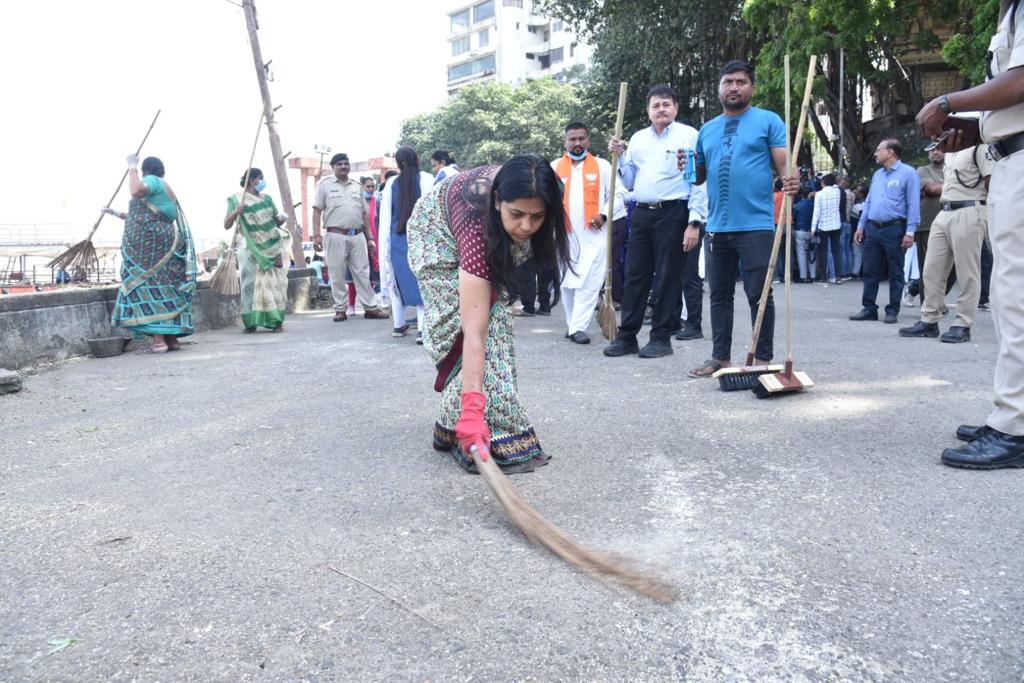 Municipal Commissioner Ms.Shalini Agrawal IAS participated in #SwachhataHiSeva campaign by dedicating an hour of #Shramdaan towards #GarbageFreeIndia. The campaign was carried out at 62 locations with active participation of leaders & citizens.