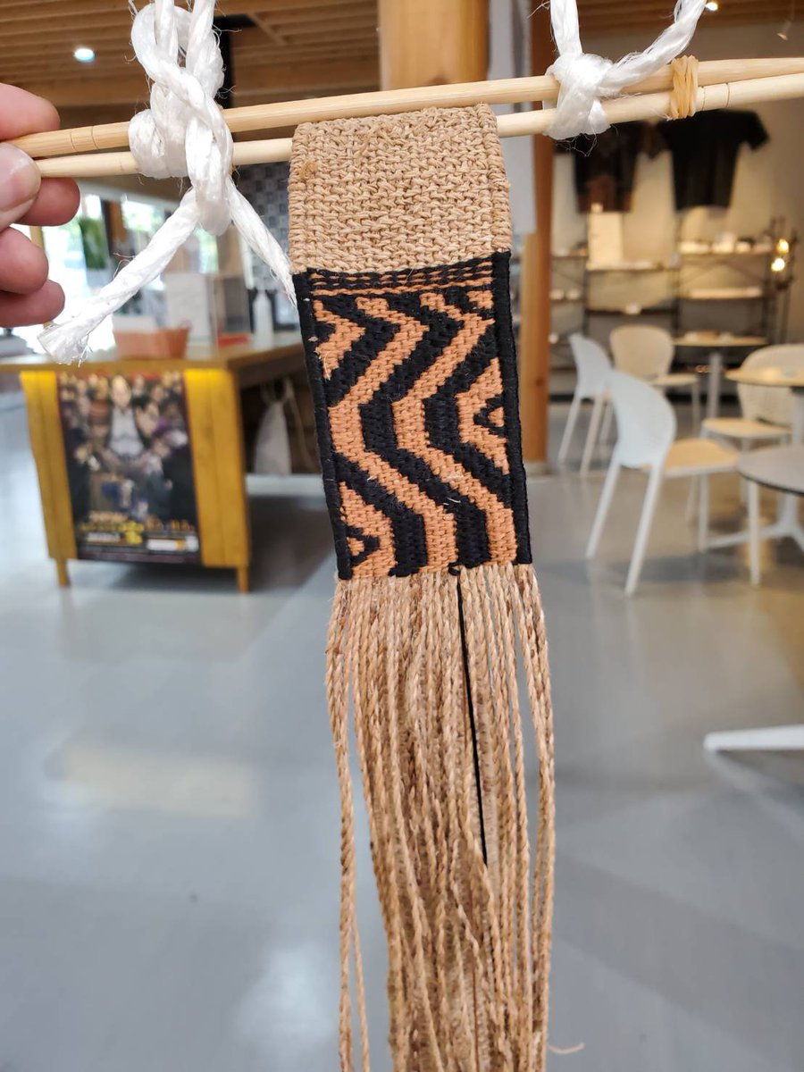 nibutani_craft's tweet photo. エムㇱアッという、刀下げの製作のようすです。アッ（オヒョウ皮）で紐を作り、それを編んでいます。独特の文様が編み込まれています。

#エムシアッ #オヒョウ #樹皮 #アイヌ #二風谷 #北海道平取町 #hokkaido #nibutani #ainu #emusat #swordstrap #urespa #ウレシパ https://t.co/yfDn13FdSx