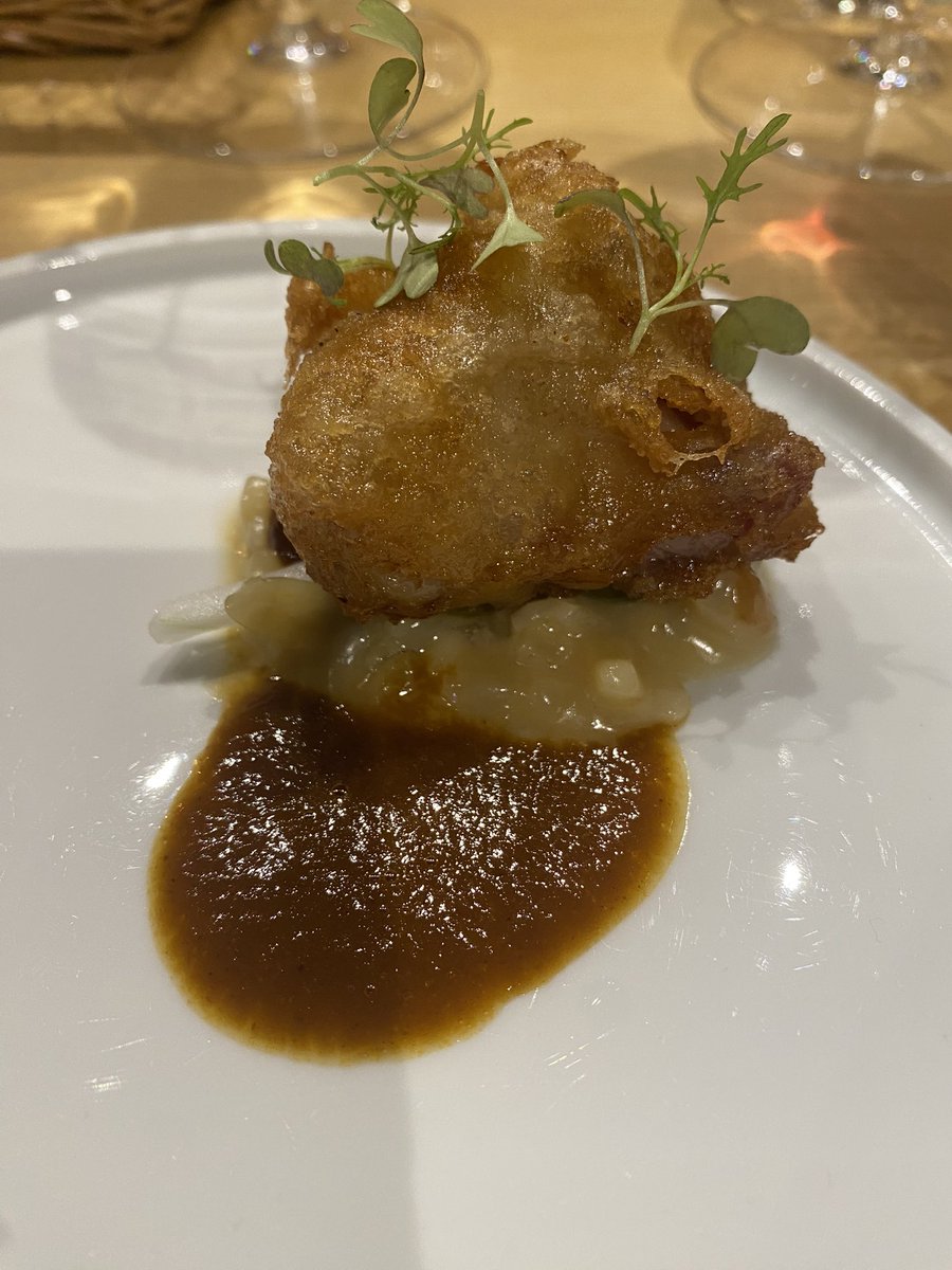 Cena previa de <a href="/gastrollar/">Gastroḷḷar</a> en <a href="/MonteSanfeliz/">Monte Restaurante</a>. Los platos de <a href="/Lydia_delOlmo/">Lydia del Olmo</a> y Xosé Magalhaes de <a href="/Ceiberestaurant/">Ceibe_restaurante</a>. Buñuelo relleno de las salazones del cocido y su caldo, merluza de Celeiro al vapor con pilpil y salsita de las espinas, oreja en tempura con callos de bacalao.