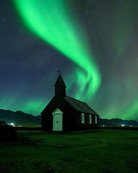 🕊️

Guardo fuori dalla finestra…
vedo l’aurora boreale tramutarsi in alba
guardo fuori
e spero di essere esaudito
da chi
attraversa attento la strada con
il futuro sulle gracili spalle

#MondoDiVersi  Stefánsson Quando i diavoli si svegliano dèi 

©️John Weatherby  #Iceland