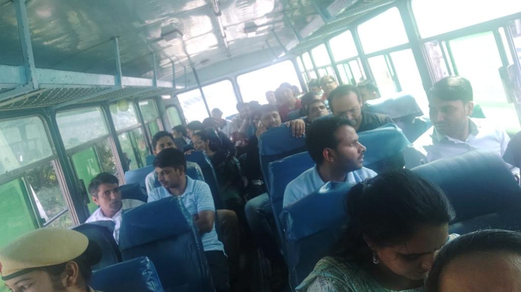 ExtensionLectu3's tweet photo. साथियों 
हम सबको पुलिस ने डिटेन कर लिया ह। सरकार डरी हुई है। सभी साथी धरना स्थल की बजाय  मनसा देवी मंदिर पंहूचे। धरना स्थल पर पुलिस नहीं पंहुचने दे रही ह। इसलिए मनसा देवी मंदिर के सामने पंहुचे। इस मेसेज को ग्रुप्स में भेज दो। घबराने की जरूरत नहीं हैं। हम कामयाब हो रहे हैं। https://t.co/8bud1AfQ5O