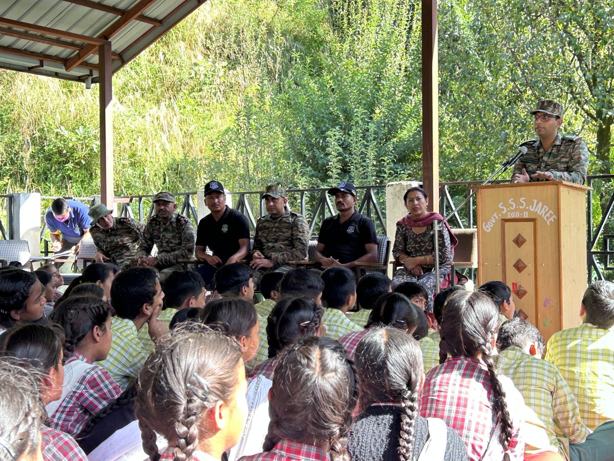 SWComd_IA's tweet photo. In the picturesque #Jaree Vill of #Kullu (HP), the #DotOnTargetDiv 'Sar Pass Trekking Expedition' team conducted a Plantation Drive &amp; had an engaging interaction with over 300 enthusiastic children from  local Govt school.

#JoinIndianArmy
#SSSOC
 @adgpi https://t.co/kARwiqgJqo