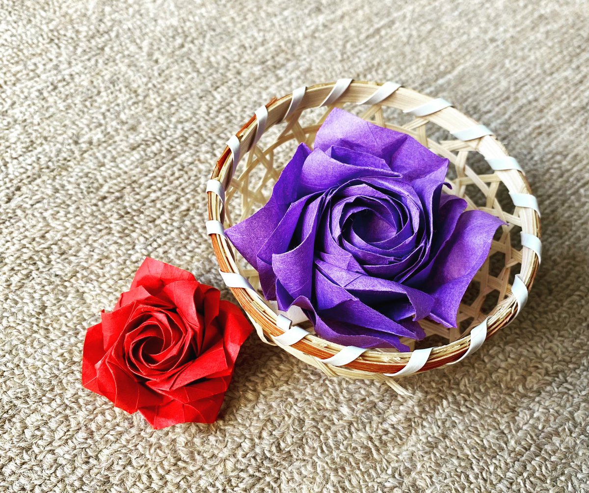 Titipin's tweet photo. 大輪のバラ W3
Rose W3 complex twist folding
中さんの新刊「進化するバラの折り紙」より
花弁が増えていくので折ってて楽しいのですが15cmタントだと厳しくなってきた
赤 15cmタント
紫 24cm和紙
#折り紙作品
#おりがみ
#origami
#バラ
#ばら
#薔薇
#rose
#origamirose https://t.co/qqNfyGvwVD