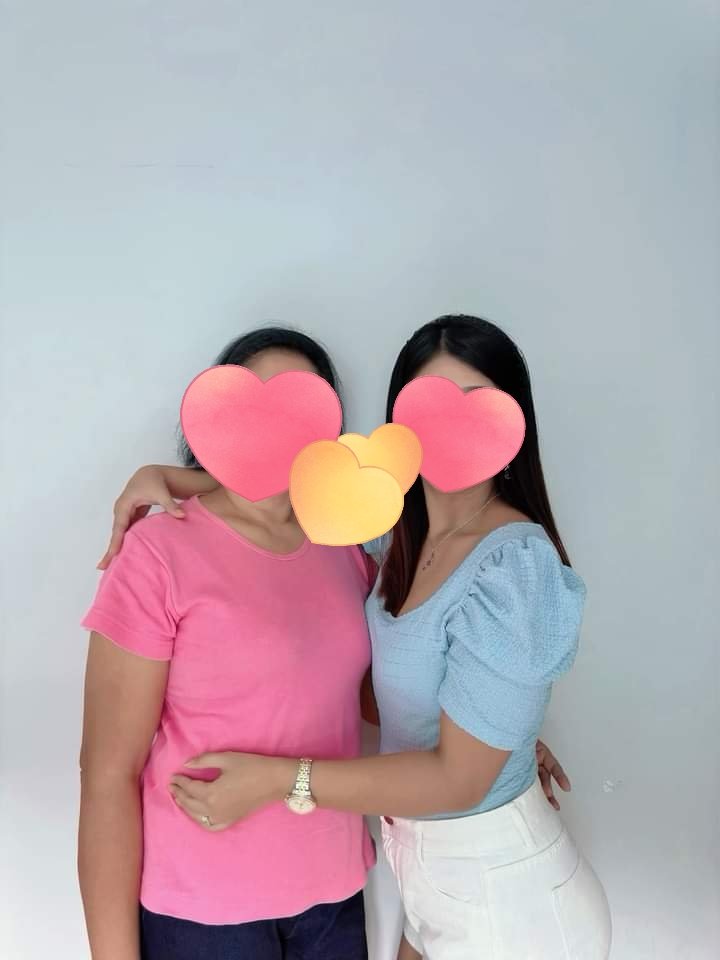 พี่A สาวใหญ่ทักมาปรึกษาว่า อยากลองสวิงเพื่อเอาใจสามี พี่Aไม่เคยสวิงมาก่อน เห็นคู่ผมน่าสนใจ เลยทักมาคุยนานพอสมควร ก่อนตัดสินใจมาเจอพวกเรา พาพี่ผู้ชายมาด้วย เตียงเดียวกันคู่ใครคู่มัน พี่ผู้ชายกระหน่ำพี่Aซะลั่นเลย แต่สายตามองแฟนผมตลอด พี่Aบอก ไม่ได้รับรสชาติแบบนี้จากพี่ผู้ชายนานแล้ว