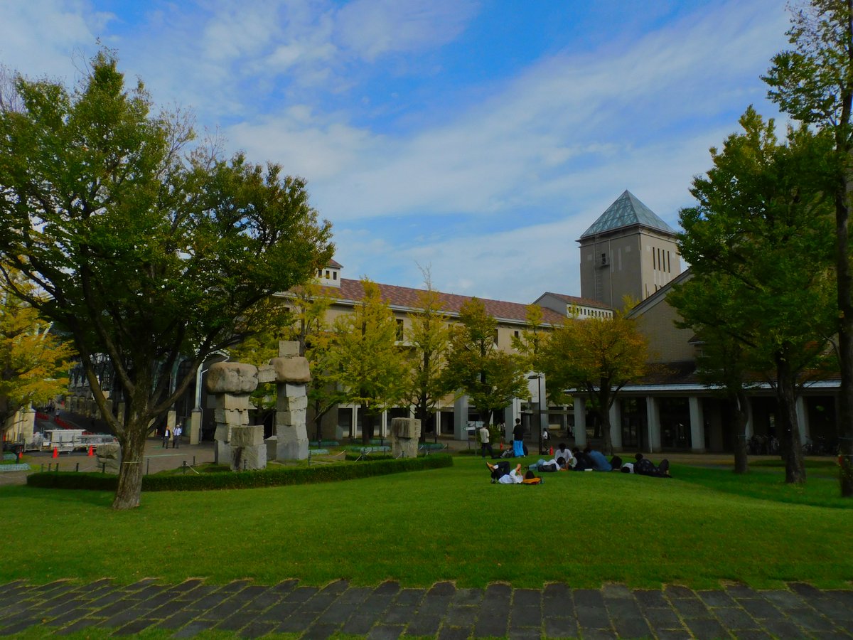 tmukoudairenkei's tweet image. 本日より後期授業開始です！
大学広場も憩いの場として多くの学生さんに利用されています。
少しづつですが紅葉も進んで季節の移ろいを感じますね🍂
#東京都立大学 #Tokyo #Metropolitan #University
（H.S.（本日初投稿です✨））