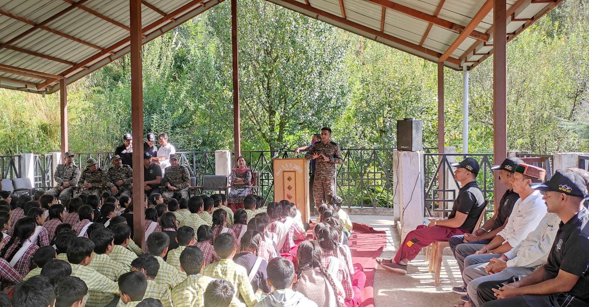 SWComd_IA's tweet photo. In the picturesque #Jaree Vill of #Kullu (HP), the #DotOnTargetDiv 'Sar Pass Trekking Expedition' team conducted a Plantation Drive &amp; had an engaging interaction with over 300 enthusiastic children from  local Govt school.

#JoinIndianArmy
#SSSOC
 @adgpi https://t.co/kARwiqgJqo