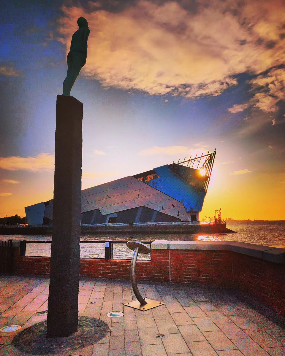 HULLwhatson's tweet photo. A gorgeous shot of Voyager overlooking the Humber, by 📸 @colin.malin.14 (Instagram) https://t.co/XfrRvQGXrM