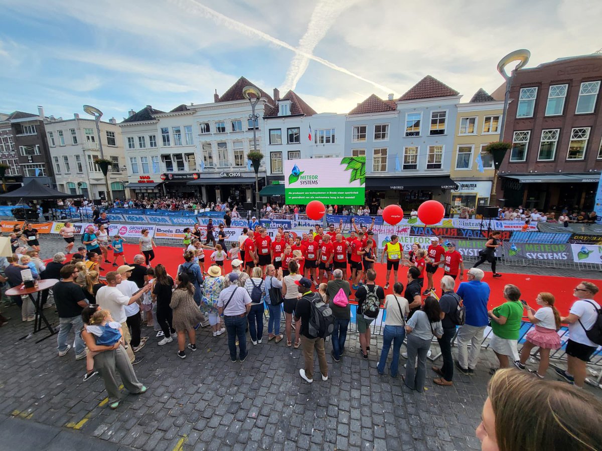 Wat geweldig om met deze helden alle afstanden en dus 40 km te lopen @singelloopbreda!
Er is gelachen, gedanst, gezwaaid. Maar ook gezweten, gebikkeld en gestreden.
En we hebben met onze sponsoren meer dan 17.000 euro opgehaald voor @villaboerebont! 
#breda #singelloopbreda