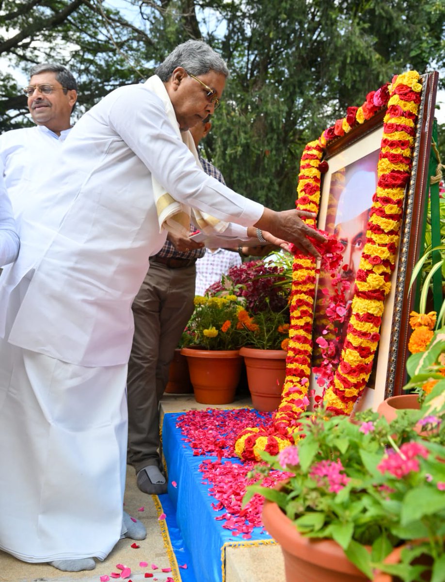 CMofKarnataka's tweet photo. ಮುಖ್ಯಮಂತ್ರಿ @siddaramaiah ಅವರು ಮಾಜಿ ಪ್ರಧಾನಿ ದಿ.ಲಾಲ್ ಬಹದ್ದೂರ್ ಶಾಸ್ತ್ರಿ  ಅವರ 119ನೇ ಜನ್ಮ ದಿನದ ಅಂಗವಾಗಿ ವಿಧಾನಸೌಧದ ಶಾಸ್ತ್ರಿಯವರ ಪ್ರತಿಮೆ ಸಮ್ಮುಖದಲ್ಲಿ ಭಾವಚಿತ್ರಕ್ಕೆ ಮಾಲಾರ್ಪಣೆ ಮಾಡಿ ಗೌರವ ಸಲ್ಲಿಸಿದರು.
ಸಮಾಜ ಕಲ್ಯಾಣ ಸಚಿವ ಹೆಚ್.ಸಿ.ಮಹದೇವಪ್ಪ, ಮುಖ್ಯಮಂತ್ರಿಗಳ ರಾಜಕೀಯ ಕಾರ್ಯದರ್ಶಿ ನಸೀರ್ ಅಹಮದ್ ಸೇರಿ ಹಲವರು ಉಪಸ್ಥಿತರಿದ್ದರು.